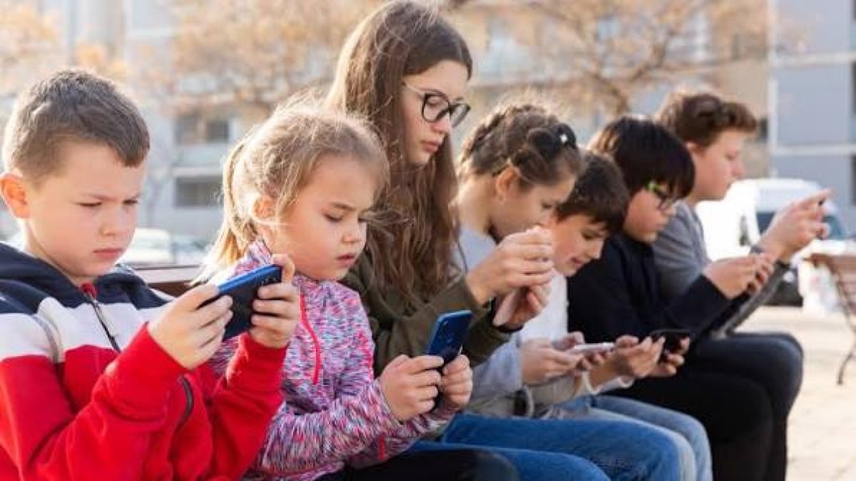 Avrupa Birliği 13 Yaşından Küçük Çocukların Sosyal Medya Erişimini Kısıtlamayı Önerdi