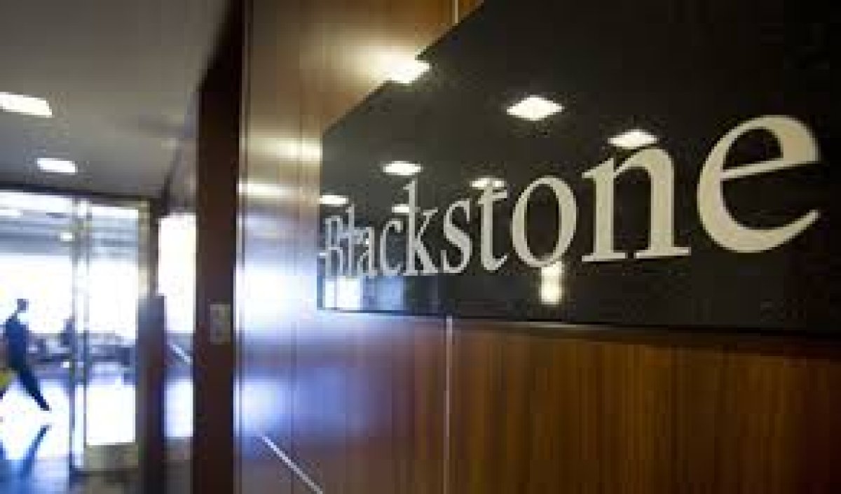 Blackstone ve Carlyle gibi alternatif varlık yöneticilerinin hisseleri, 401(k) planlarına alternatif varlıklara erişimi artıracak yeni bir kuralın açıklanmasının ardından yükseldi.
