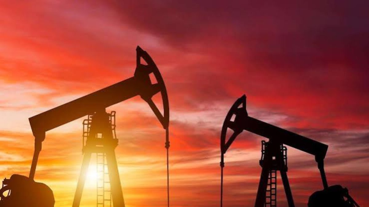 Brent petrol fiyatları, ABD Başkanı Donald Trump'ın İran ile ateşkesin sona erdiğini açıklaması ve İran petrolü satışına izin veren genel lisansın iptal edilmesinin ardından önemli bir artış gösterdi.