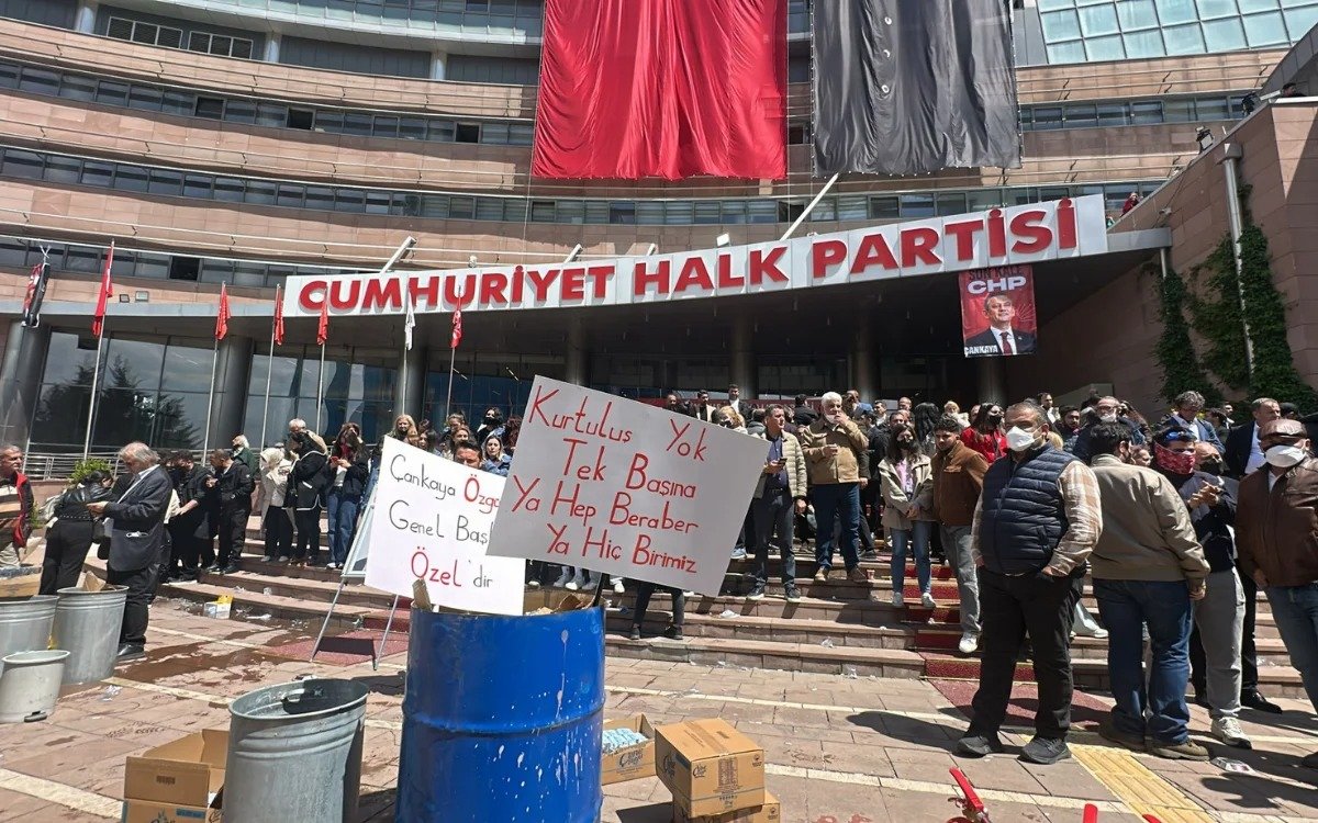 CHP Genel Merkezi'nde Tahliye Gerginliği