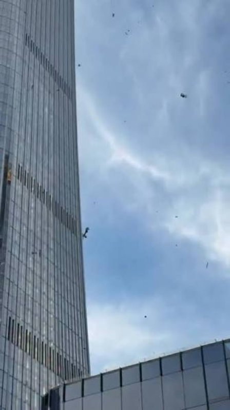 Çin'de, 26 Haziran'da Pekin'in en yüksek binası olan Citic Tower gökdelenine çarpan pilotun durumu ve kazanın sebepleri hakkında yeni bilgiler ortaya çıktı