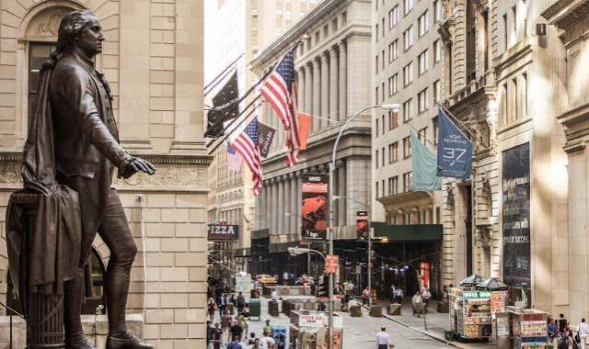 Dow 384 puan yükseldi; yarıiletken hisseleri Wall Street'e öncülük etti.