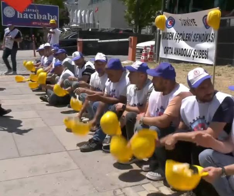 Eskişehir'de Maden İşçileri Yıldızlar SSS Holding Önünde Oturma Eylemi Başlattı