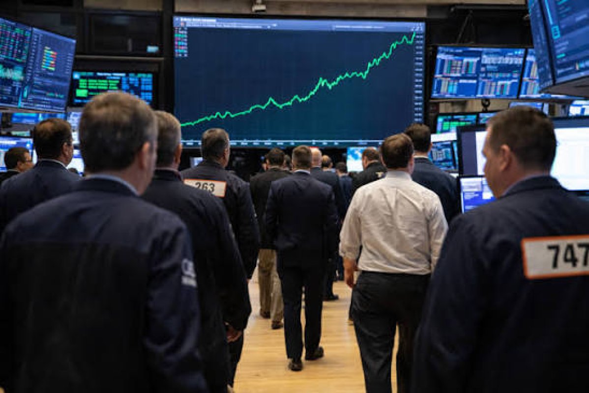 FTSE 100 Yeni Rekor Kırdı: Emtia ve Savunma Hisseleri Londra Borsasını Taşıyor