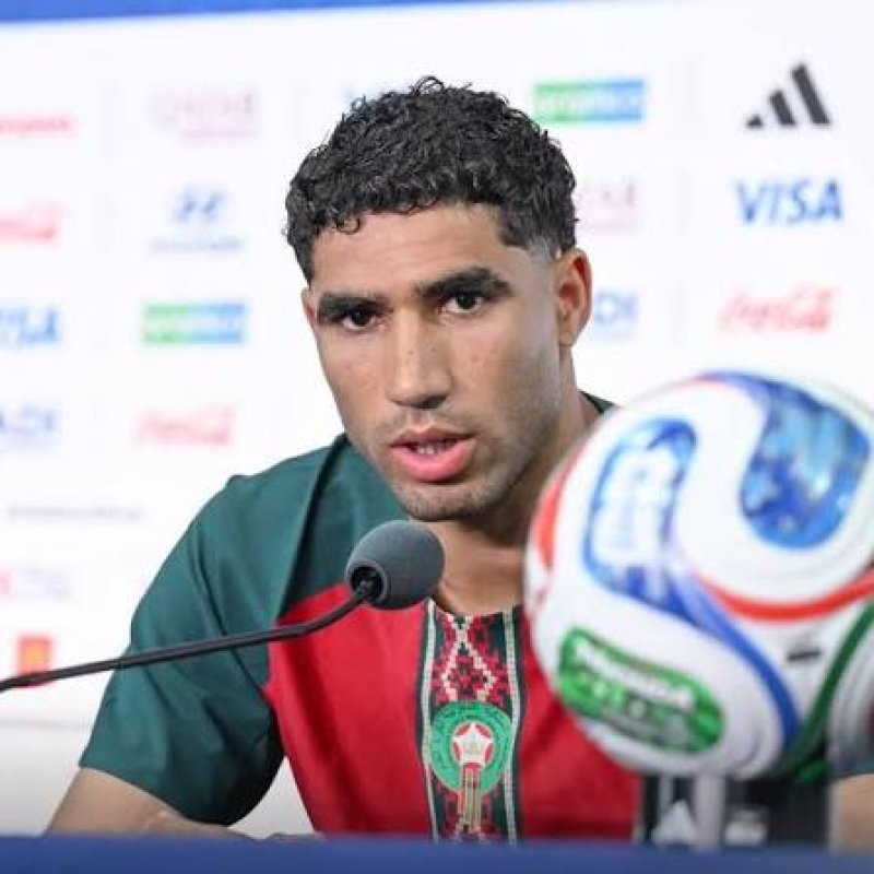 Hakimi, Meksikalı gazetecinin İspanyolca soru sormasına rağmen, FIFA yetkilisinin çeviri kaynaklarının yetersiz olduğunu belirtmesi üzerine İngilizce cevap vermek zorunda kaldı.
