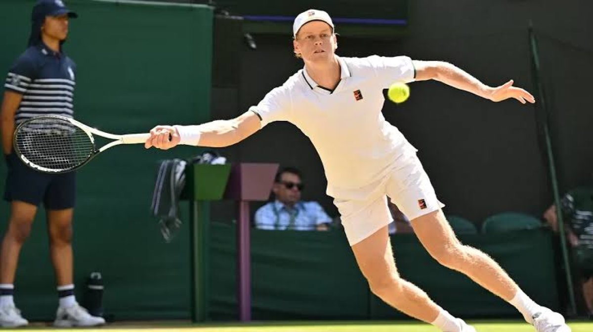 Jannik Sinner, Wimbledon yarı finalinde yedi kez şampiyon Novak Djokovic'i set vermeden mağlup ederek finale yükseldi.