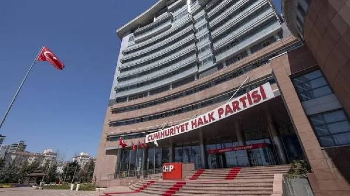 Mustafa Kemal'in Partisi Darmadağın: 264 Eski Milletvekili ile 46 Teşkilat Yöneticisi CHP'den İstifa Etti