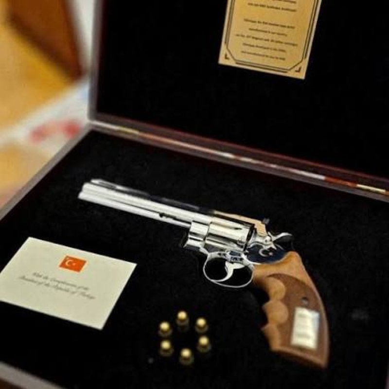 NATO Zirvesi'nde Sıra Dışı Hediye: Gümüşay .357 Magnum Revolver