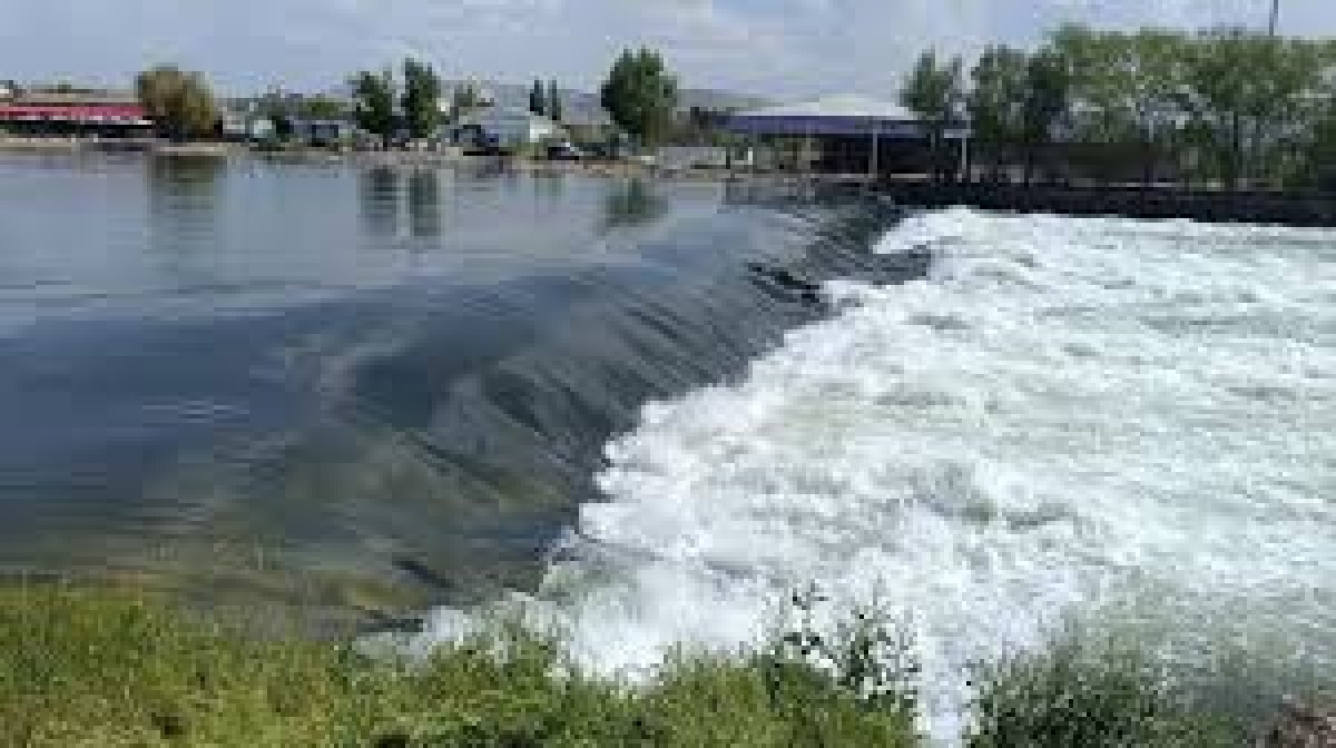Nevşehir'in Avanos ilçesinde Kızılırmak Nehri'nin debisinin yükselmesi nedeniyle bazı yollar su altında kaldı ve çeşitli tedbirler alındı.