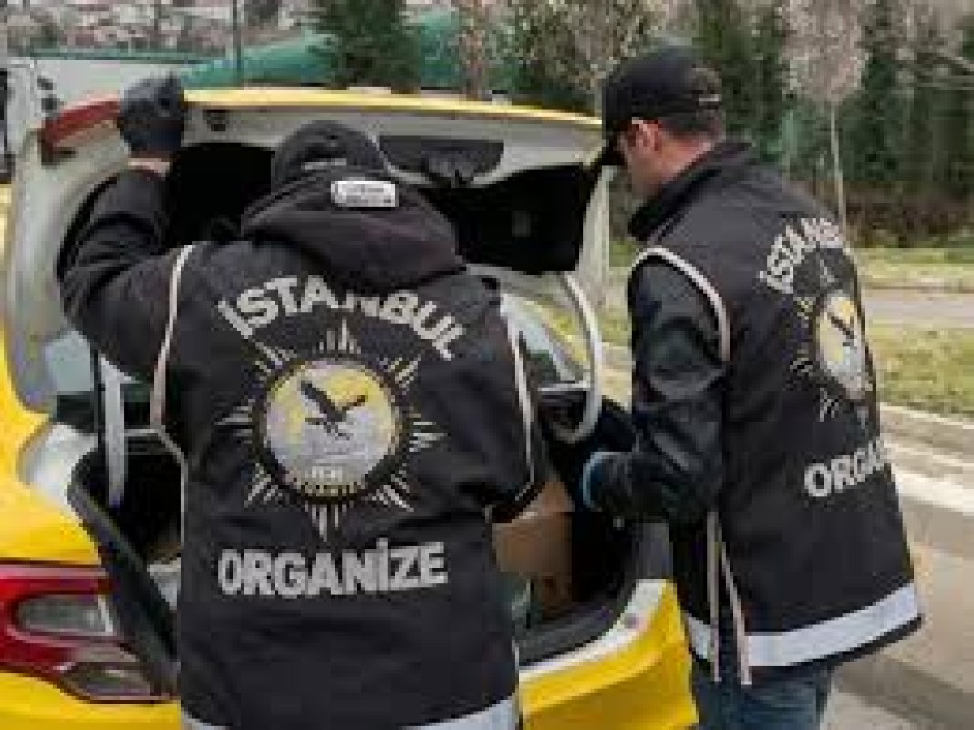 İstanbul'un Sarıyer ilçesinde, yasadışı silah ticaretine yönelik düzenlenen operasyonda önemli miktarda silah ve silah parçaları ele geçirildi.