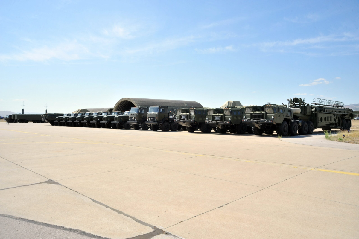 Kremlin Sözcüsü Dmitry Peskov, Türkiye’nin elindeki S-400 sistemlerinin üçüncü bir ülkeye satışı/devri konusunda Moskova’nın Ankara ile temas halinde olduğunu söyledi.