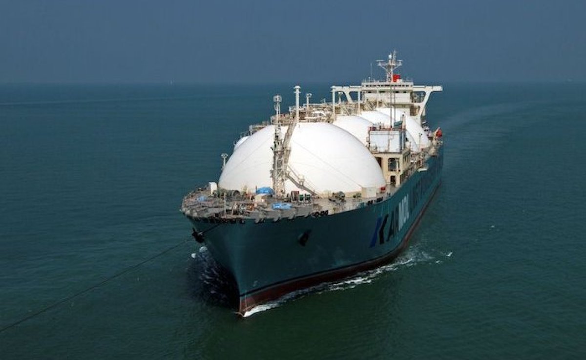 Kinetics'in Singapur'da düzenlediği sac kesim töreniyle başlayan yeni projesi, yüzer LNG altyapısını küresel ölçekte büyütme stratejisinde önemli bir adım olarak öne çıkıyor. 