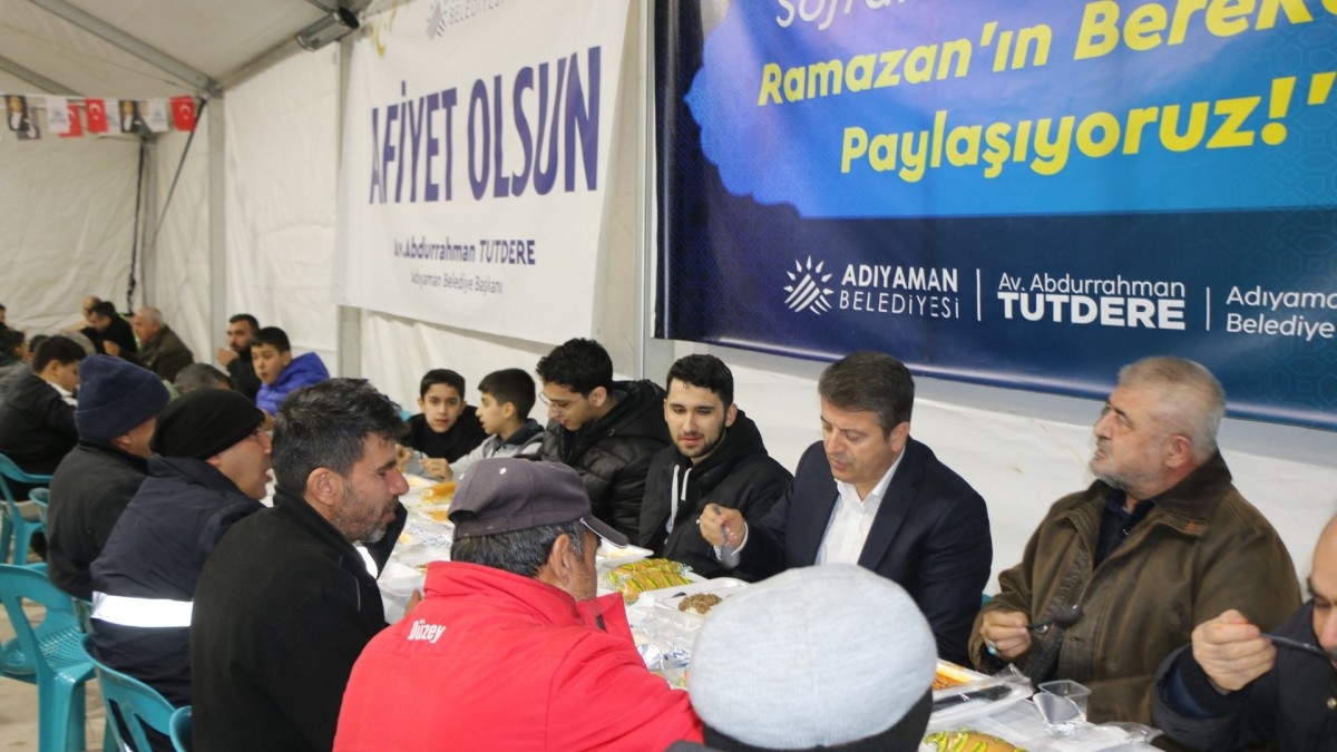Abdurrahman Tutdere, Kent Meydanı’nda iftar sofrasında vatandaşlarla bir araya geldi  - Videolu Haber