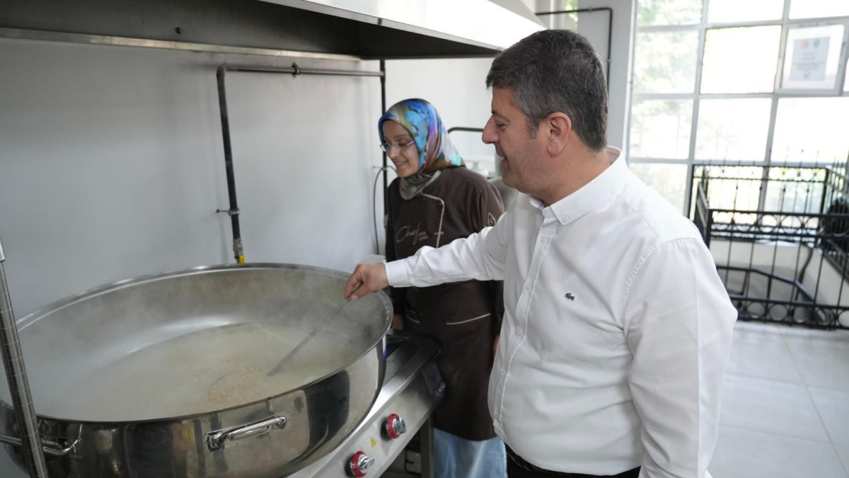 Adıyaman Belediyesi’nden Kent Meydanı’nda aşure dağıtımı: Başkan Tutdere’den vatandaşlara davet