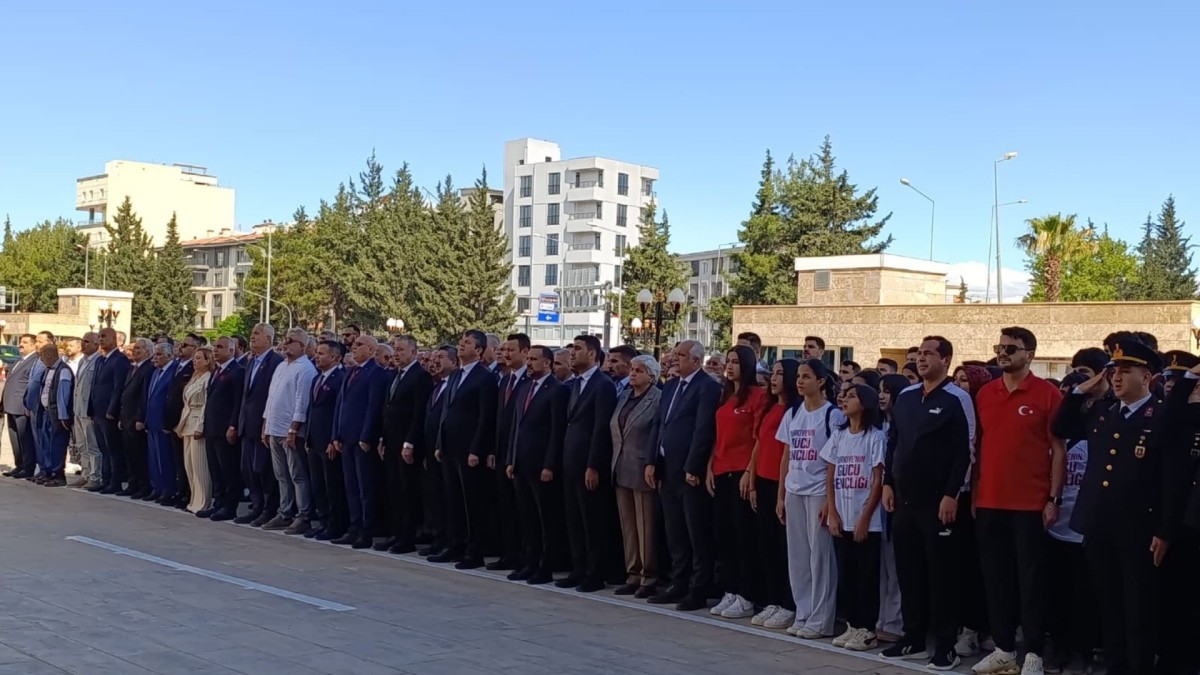 Adıyaman’da 19 Mayıs kutlamaları çelenk sunma töreniyle başladı  - Videolu Haber