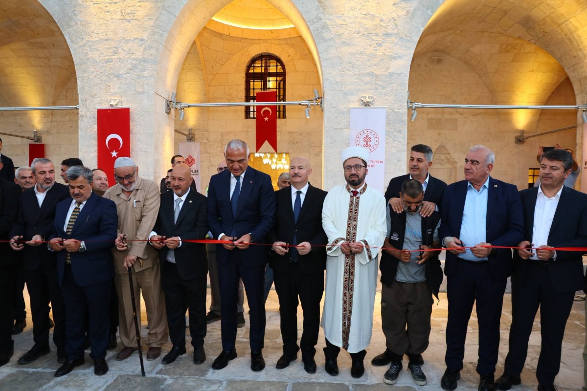 Adıyaman’da depremde hasar gören camiler ve türbe yeniden ibadete açıldı