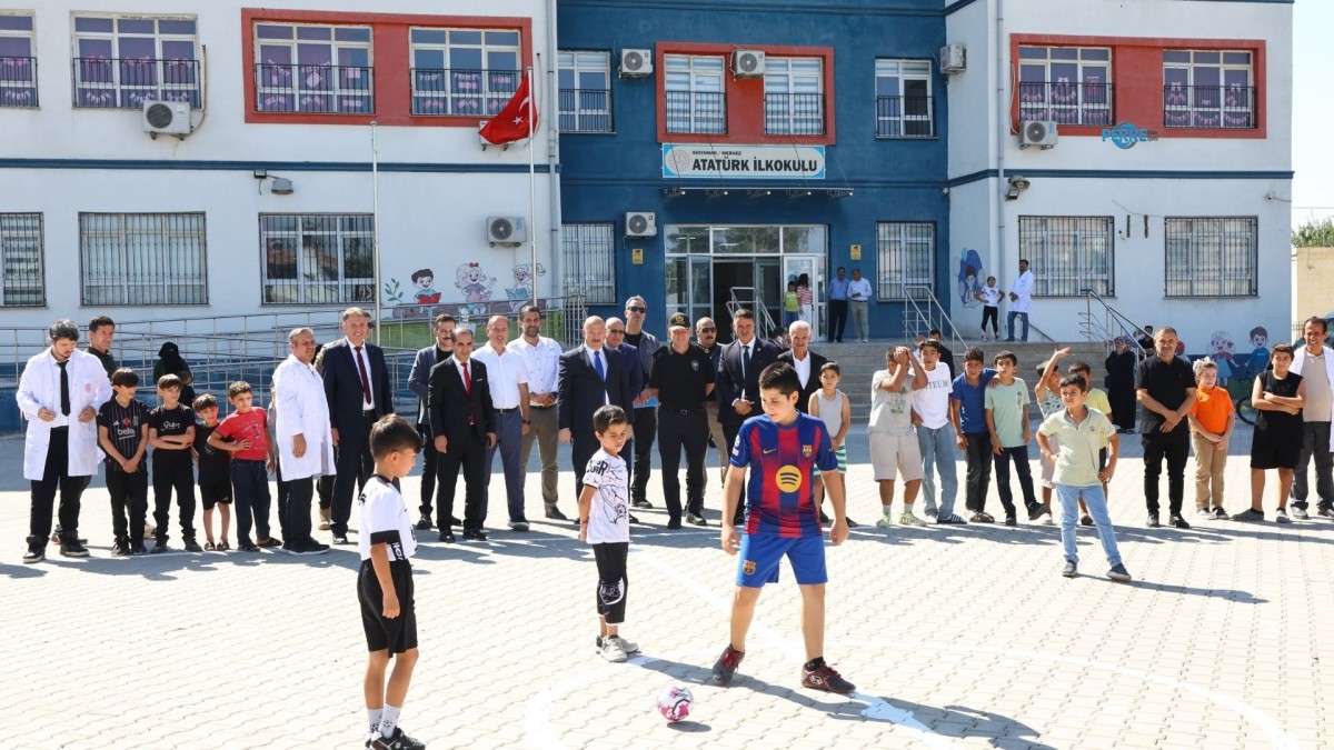 Adıyaman’da okul bahçelerine mini futbol sahaları kuruluyor