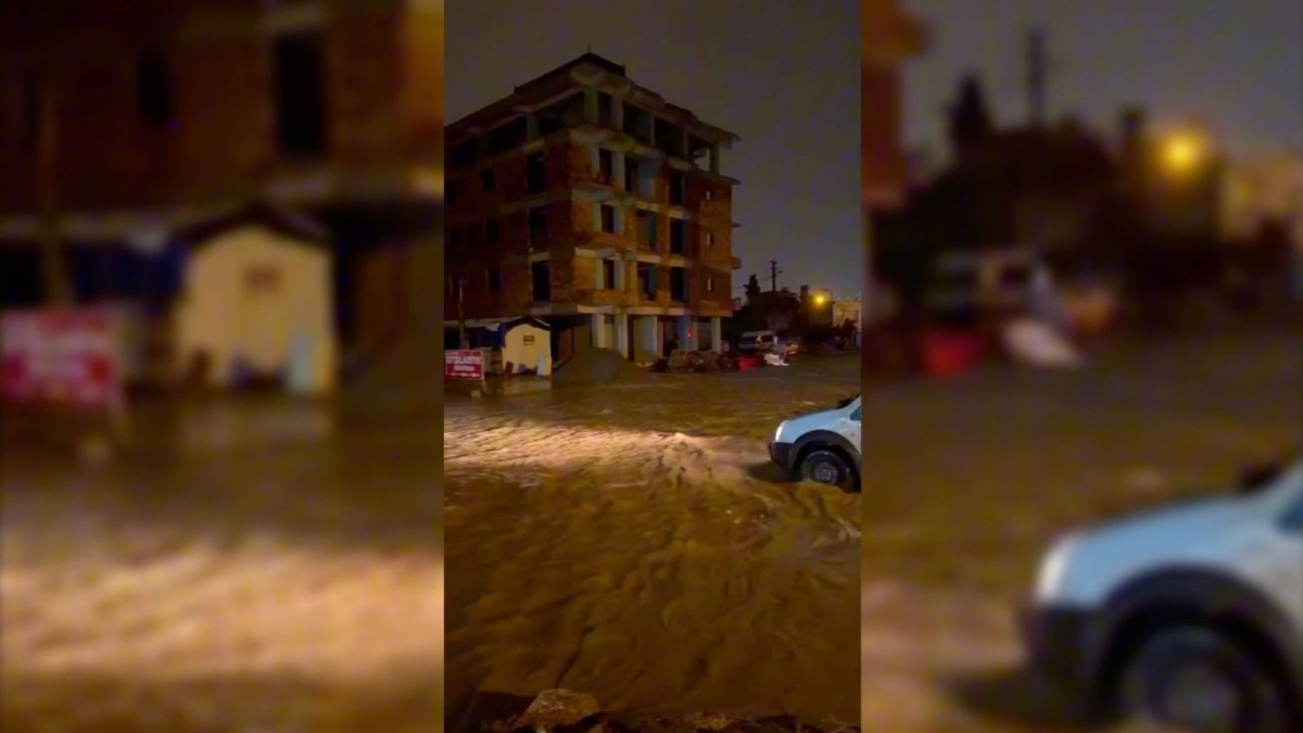 Adıyaman’da sağanak yağış sonrası cadde ve sokaklar sular altında kaldı  - Videolu Haber