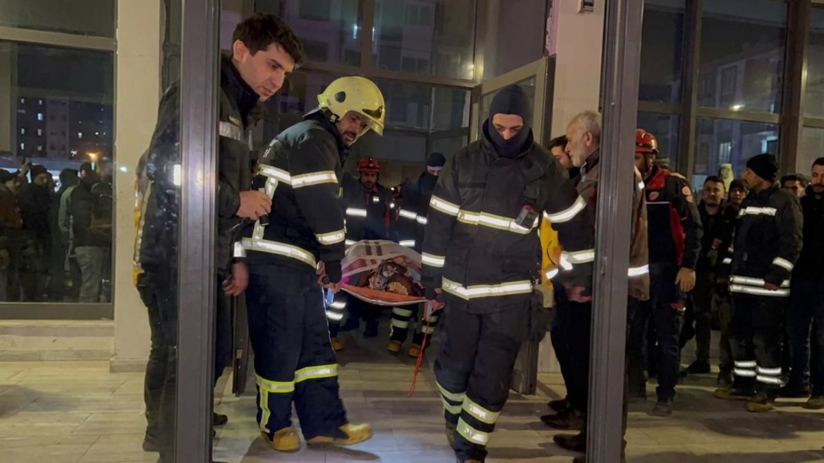 Adıyaman İtfaiyesi’nden gece yarısı su baskını operasyonu: Engelli vatandaş kurtarıldı  - Videolu Haber