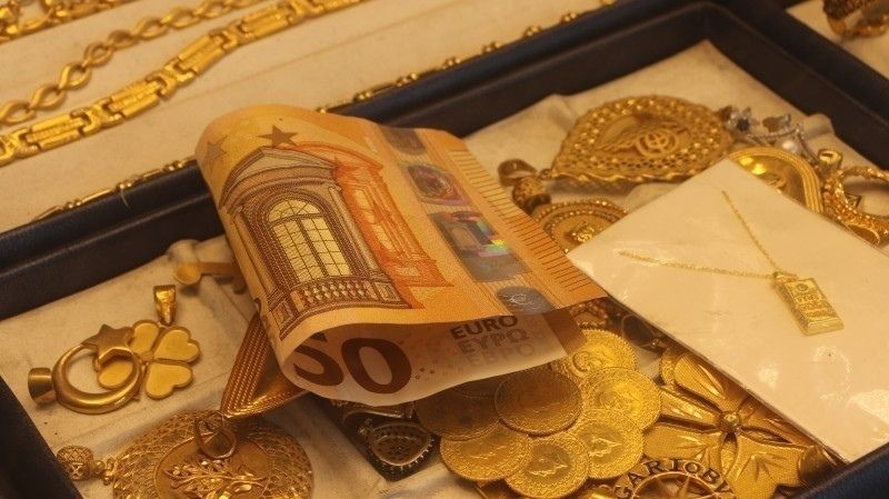 Altın bayram sonrası düşüşle başladı