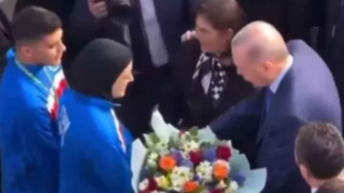 Aydın’daki törende fotoğrafçıdan Başkan Özlem Çerçioğlu’na tepki çeken hareket