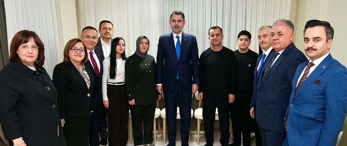 Bakan Kurum, Depremzede Ailenin Yeni Evine Misafir Oldu