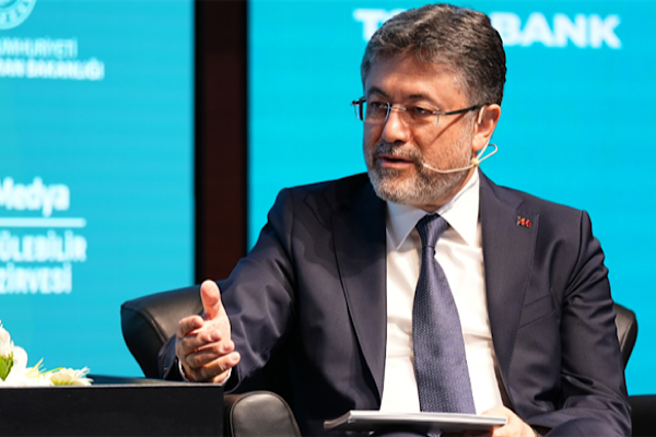 Bakan Yumaklı, Kars'ta esnafı ziyaret etti