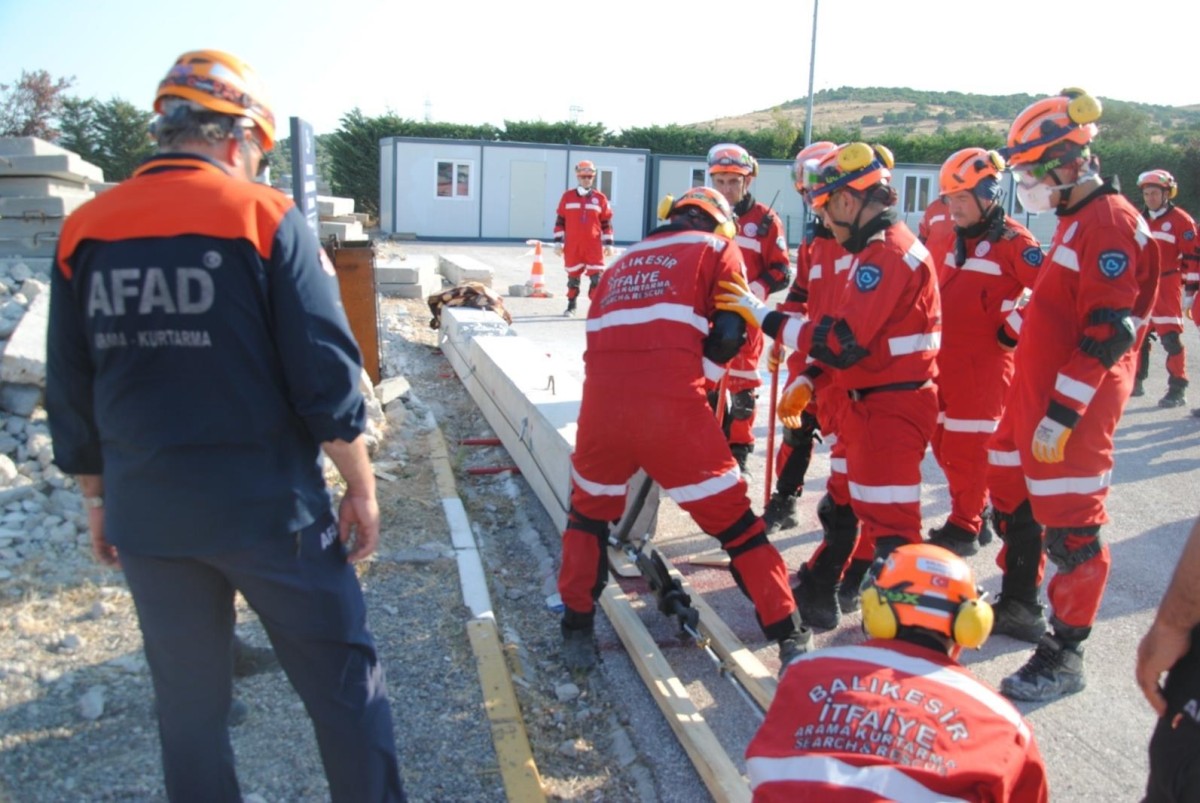 Balıkesir İtfaiyesi AFAD Akreditasyonunu Başarıyla Tamamladı