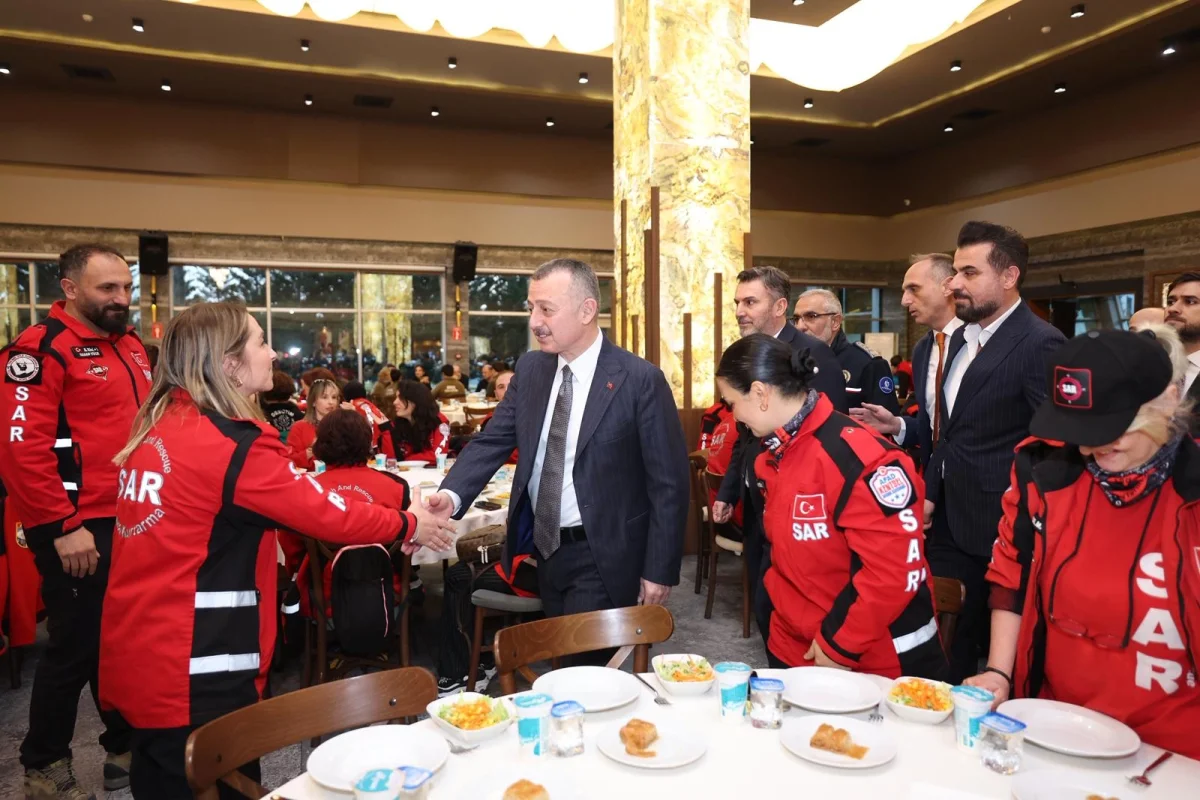 Başkan Büyükakın Afet Gönüllüleriyle İftarda Buluştu