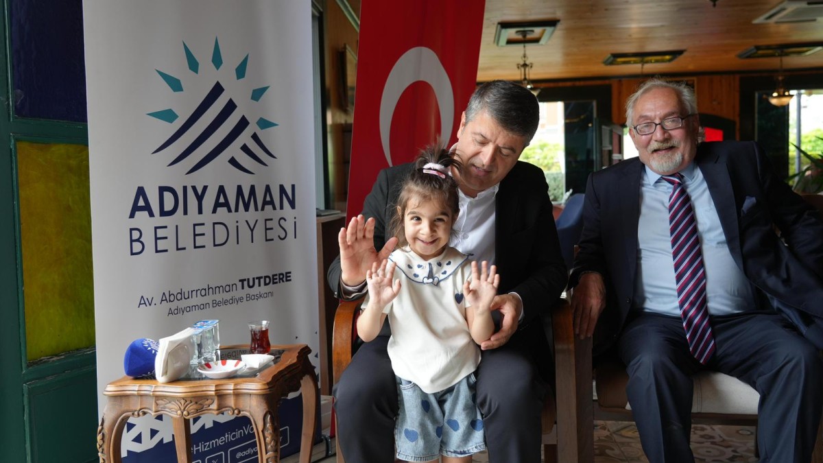 Başkan Tutdere vatandaşlarla bayramlaştı: Çocuklardan yoğun ilgi  - Videolu Haber