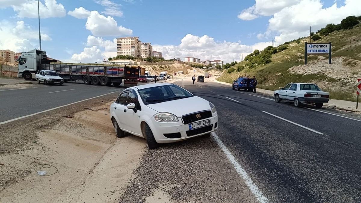 Besni’de trafik kazası: 3 kişi yaralandı  - Videolu Haber