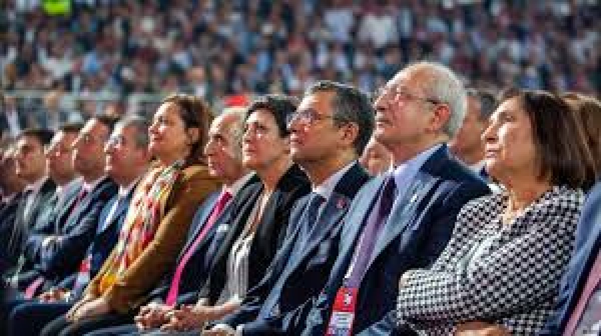Uluslararası basın, CHP’nin 38. Olağan Kurultayı’nın iptal edilmesi ve Özgür Özel yönetiminin görevden uzaklaştırılmasını, Cumhurbaşkanı Recep Tayyip Erdoğan’ın muhalefet üzerindeki baskısını artıran önemli bir adım olarak yorumladı. 