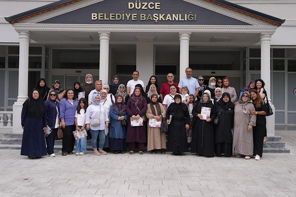 Düzce'de hayata geçirilen yatırımlar düzenlenen gezi programıyla tanıtıldı