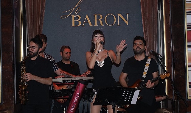 Ece Gürsel'den Le Baron sahnesinde yeni imaj
