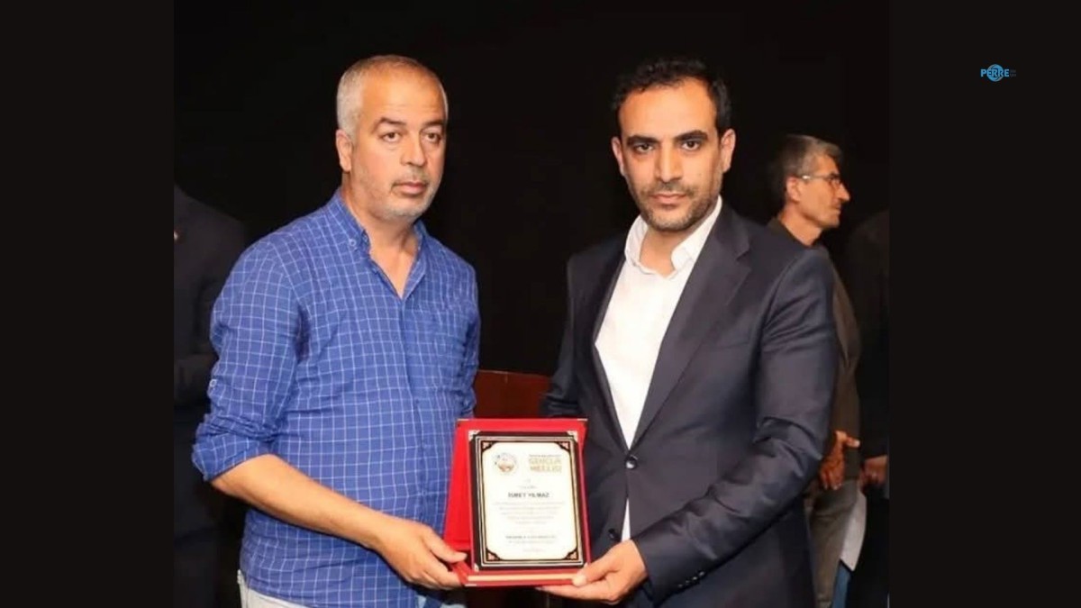 Eğitimci Yılmaz’dan Müdür Yıldız’a plaket