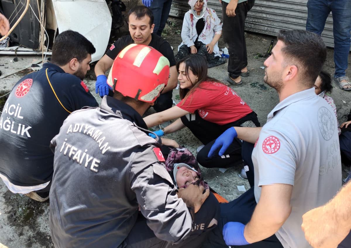 Elektrik direğine çarparak duran hafif ticari araçtaki 9 kişi yaralandı