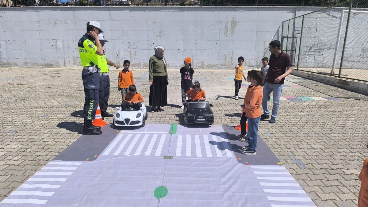 Gölbaşı’nda öğrencilere trafik eğitimi ve polislik mesleği tanıtıldı