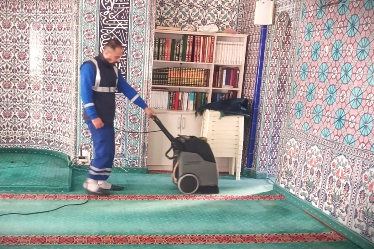 İzmir’de Camiler Bayrama Hazır Hale Getiriliyor