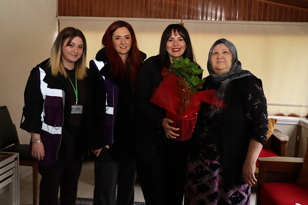 İzmit Belediyesinden kırsal mahallelerde Anneler Günü ziyareti