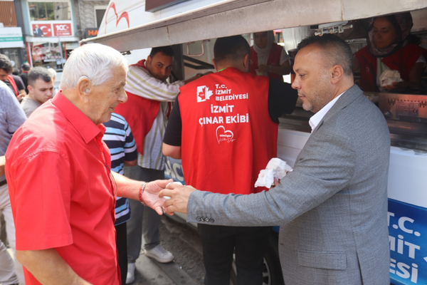 İzmit’te Cuma namazı sonrası vatandaşlara ikram