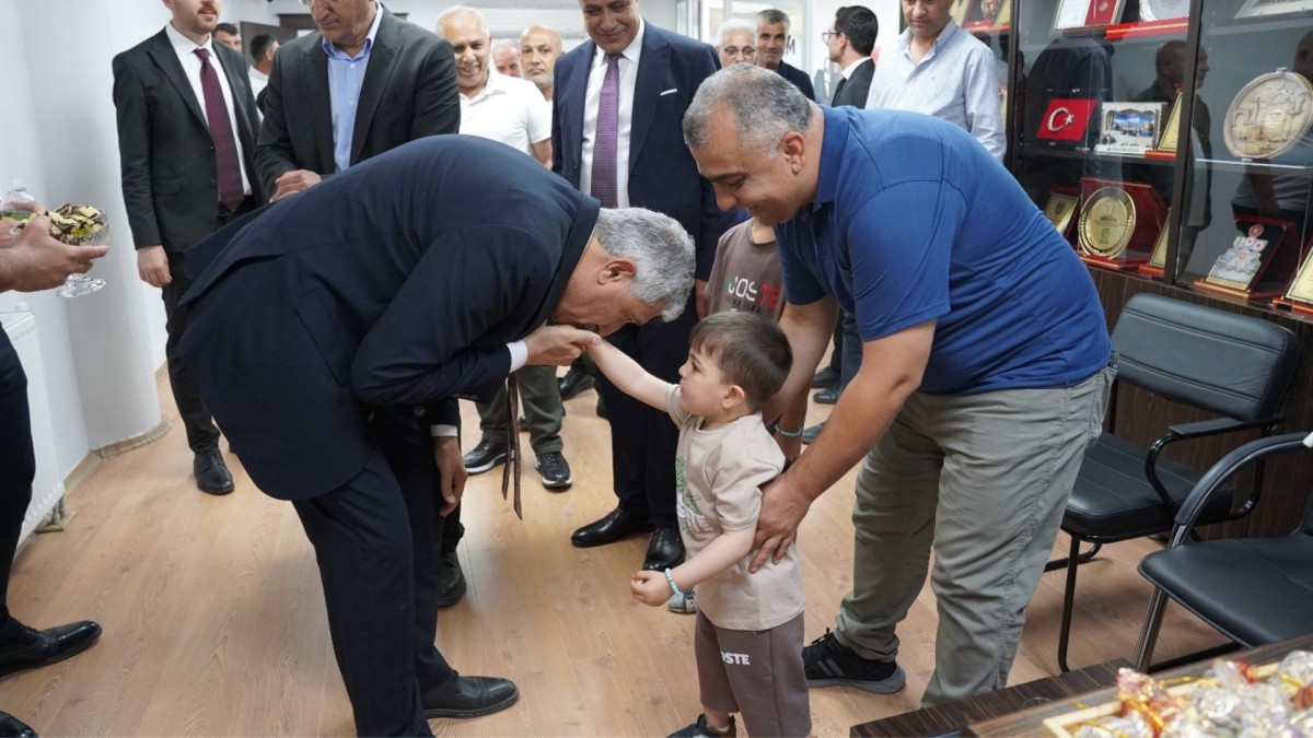 Kâhta Belediyesi’nde bayramlaşma programı yoğun katılımla gerçekleştirildi