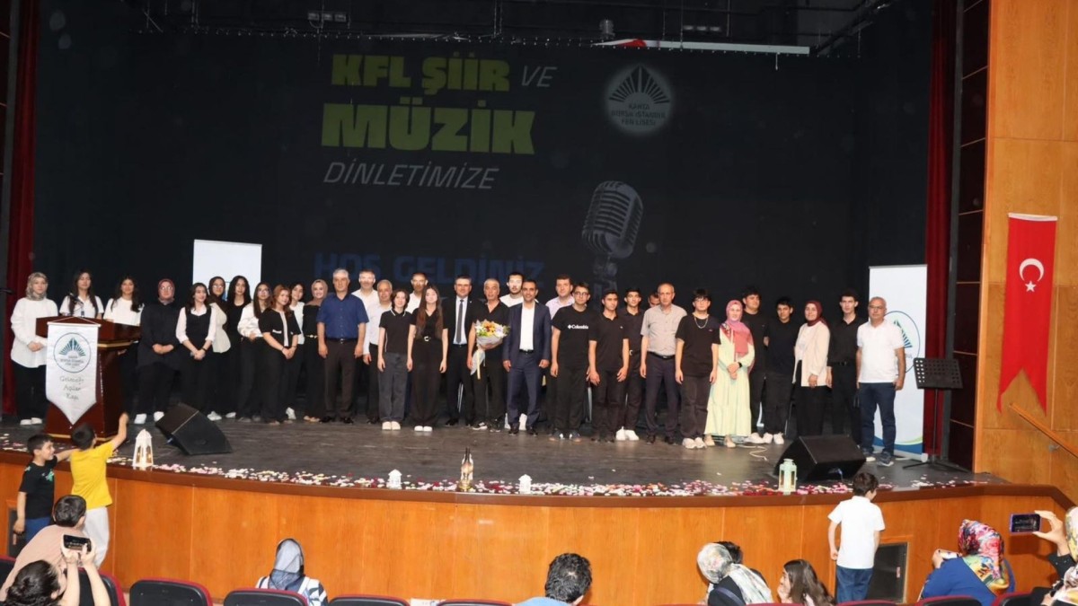 Kahta Borsa İstanbul Fen Lisesi’nden şiir ve müzik dinletisi
