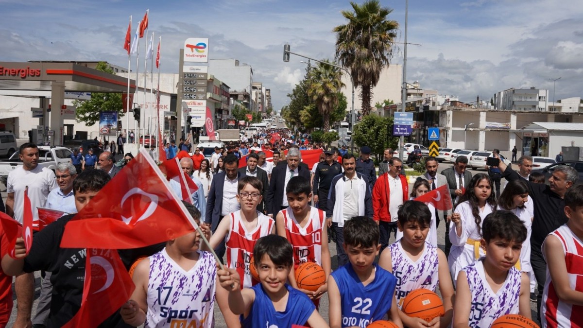 Kahta’da Gençlik Haftası yürüyüşü düzenlendi