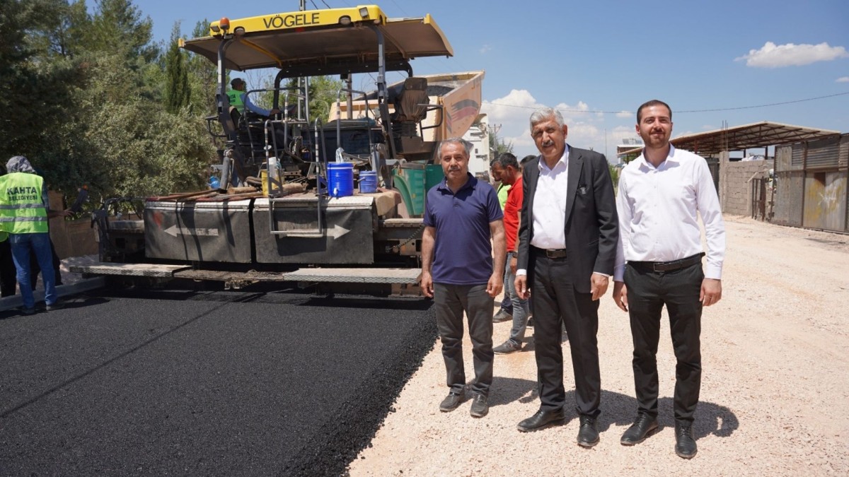 Kahta’da yol seferberliği: İlk sıcak asfalt serimi yapıldı