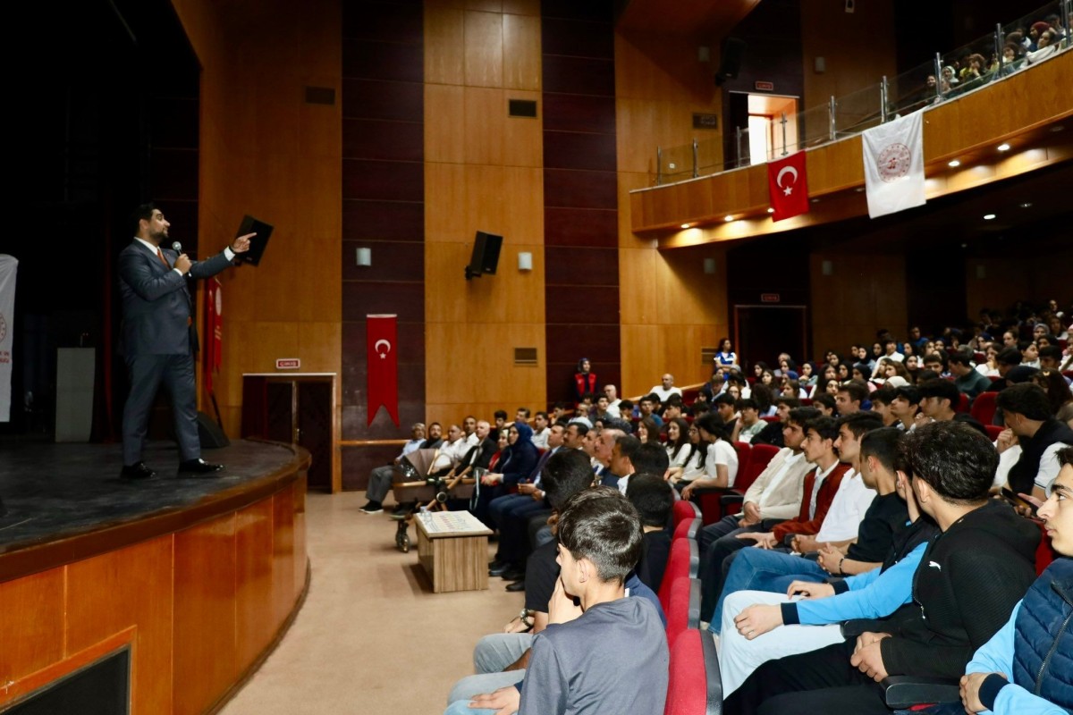 Kahta’da ‘Z Kuşağı Değil, İz Bırakan Kuşak’ konulu konferans programı düzenlendi