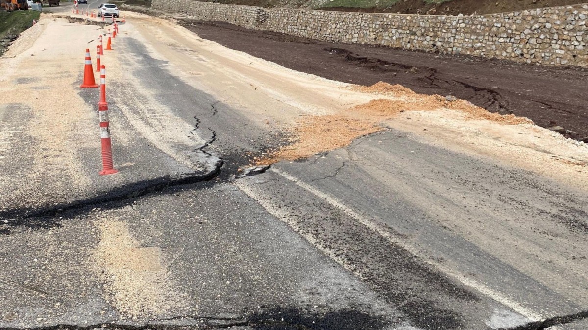 Kahta–Gerger yolunda çökme: Ulaşım tek şeritten sağlanıyor  - Videolu Haber