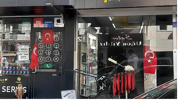 Karaman Belediyesi’nden Esnaflara Bayrak Hediyesi