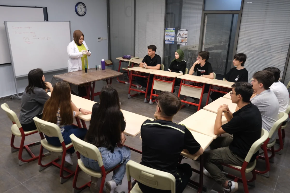 Kocaeli’de Akademi Liseler Gençlerin Yanında