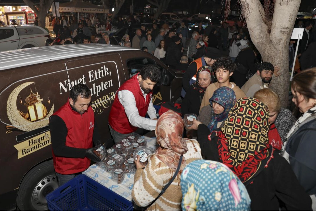 Mersin Büyükşehir, Kadir Gecesi’nde Vatandaşlara Lokma Dağıttı
