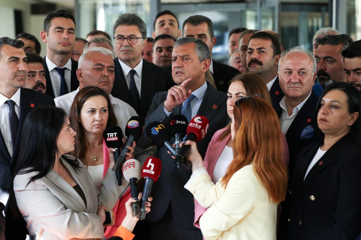 Özgür Özel’den ‘Demokrasi Nöbeti’ çağrısı: ‘Seçilmiş il başkanlarının’ arkasındayız”